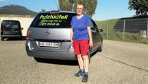 Putztüfeli Beatrice Hostettler mit ihrem Opel Zafira
